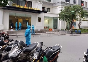 Xúc động hình ảnh tiếp tế cho tòa nhà T6 đang bị phong tỏa ở khu đô thị Times City