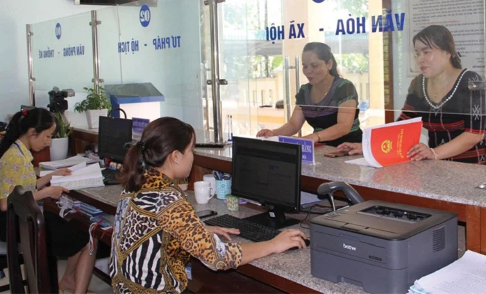 Người dân huyện miền núi Nam Đông (Thừa Thiên Huế) hài lòng khi giải quyết thủ tục hành chính tại bộ phận Tiếp nhận và trả kết quả hiện đại ở xã Thượng Lộ.