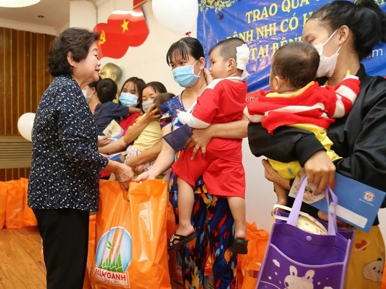 Nguyên Phó Chủ tịch Nước Trương Mỹ Hoa, Chủ tịch Quỹ Học bổng Vừ A Dính, tặng quà và chia sẻ những khó khăn, vất vả mà người bệnh và thân nhân đang gặp phải.