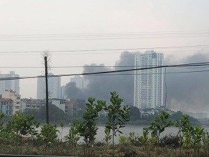 Cháy lớn ở gần chợ Xanh Linh Đàm