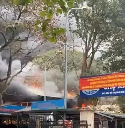 Đám cháy xảy ra ở gần chợ Xanh Linh Đàm (phường Hoàng Liệt, quận Hoàng Mai, Hà Nội)