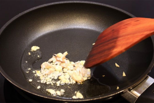 Sai lầm tai hại khi nấu ăn với tỏi, rất nhiều người Việt vẫn làm hằng ngày