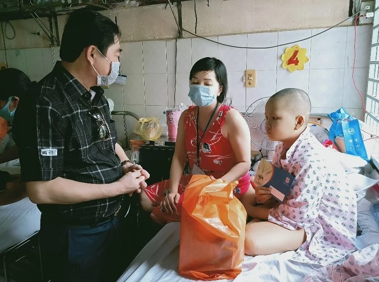 Ông Nguyễn Thuận, Chủ tịch Tập đoàn Địa ốc Kim Oanh, Chủ tịch danh dự Quỹ Từ thiện Kim Oanh, tặng quà cho các bệnh nhân khoa nhi ung thư.