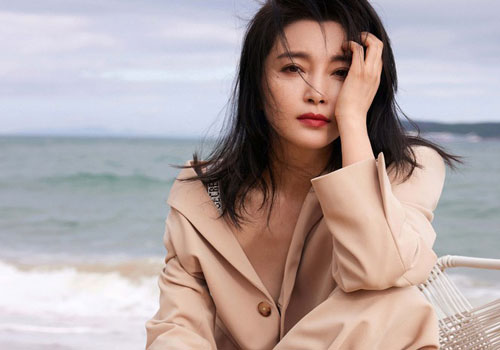 'Đả nữ' Lý Băng Băng mặc gợi cảm trẻ trung dù sắp 50 tuổi