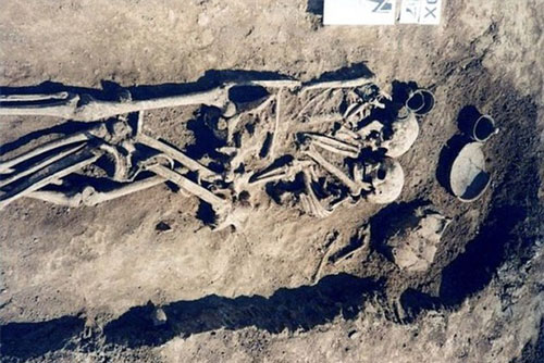 Sự thật "sốc" về cặp đôi ôm nhau 3.000 năm trong mộ cổ