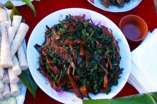 Đặc sản lá ngón xào tỏi: Run rẩy thử 1 lần