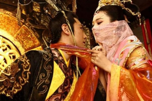 Mối tình chấn động lịch sử Trung Hoa: Hoàng đế "lái máy bay", yêu luôn vú nuôi