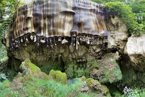 Giải mã giếng nước quỷ ám biến mọi vật thành đá