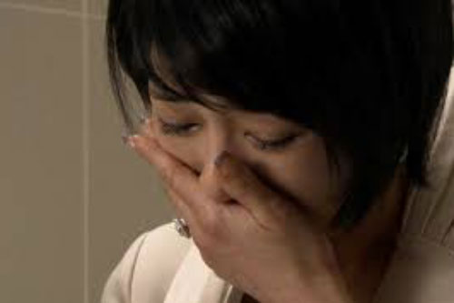 Mỗi khi nhìn con khóc thét, tôi đau đớn tận cùng, gọi cho chồng cũ thì nhận được sự lạnh lùng bạc bẽo