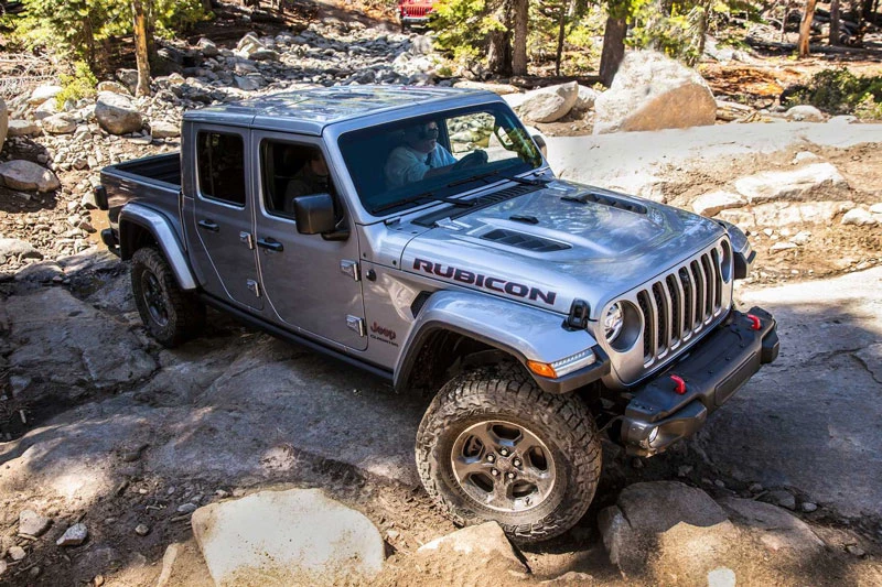 9. Jeep Gladiator Rubicon và Mojave.