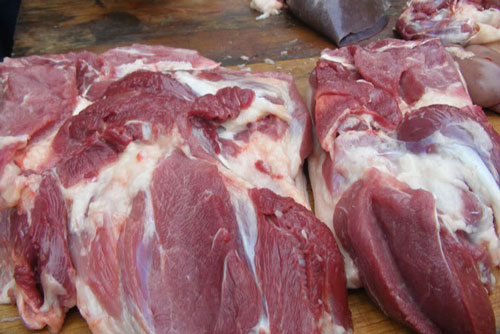 Hé lộ lý do phía sau hành động dùng giẻ để lau thịt của người bán hàng