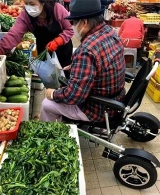 Hồng Kim Bảo tươi tỉnh sau thời gian ngồi xe lăn vì bệnh tật