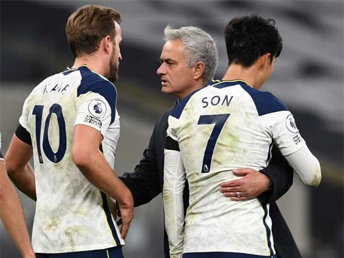 Mourinho gần như chỉ có mỗi bài phòng ngự chặt rổi hy vọng vào những pha phản công của cặp Kane - Son