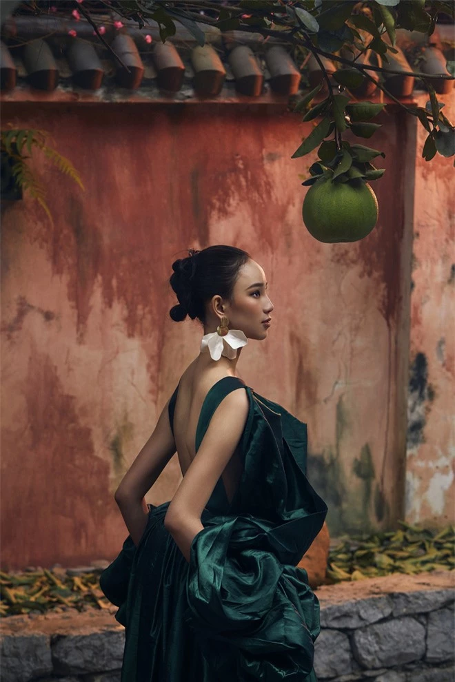 Người đẹp Hoa hậu Việt Nam Ái Nhi khoe vẻ gợi cảm giữa trời lạnh giá - Ảnh 4.