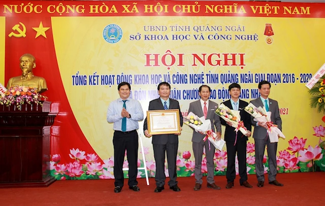 Thừa ủy quyền của Chủ tịch Nước, đồng chí Trần Phước Hiền-Phó Chủ tịch UBND tỉnh trao Huân chương Lao động Hạng Nhất cho Sở Khoa học và Công nghệ