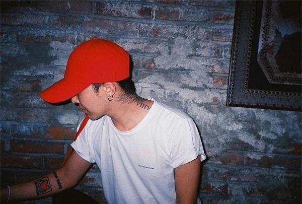 G-Dragoncó nhiều hình xăm xuyên suốt sự nghiệp của mình, tạo thành "cuốn nhật ký" đặc biệt in trên da anh. Hình xăm trái tim màu đỏ trên tay nam thần tượng được lấy cảm hứng từ tác của nghệ sĩ Graffiti người Mỹ Keith Haring.
