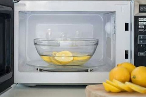 Tuyệt chiêu làm sạch lò vi sóng trong vòng 'một nốt nhạc'