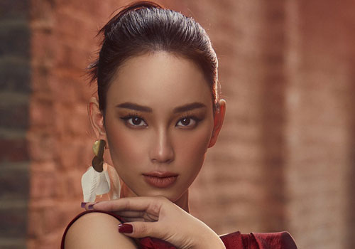 Người đẹp "Hoa hậu Việt Nam" Ái Nhi khoe vẻ gợi cảm giữa trời lạnh giá