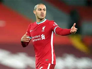 Bị chê không đá theo cách của Liverpool, Thiago nói gì?