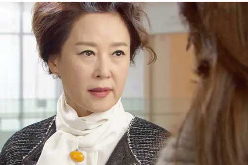 Bị mẹ chồng nghi ngờ ngoại tình, nàng dâu "tức nước vỡ bờ" ném văng 25 tờ giấy khiến bà sốc lên sốc xuống