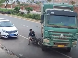 Clip: Tài xế xe máy thoát nạn sau khi ngã vào gầm xe tải