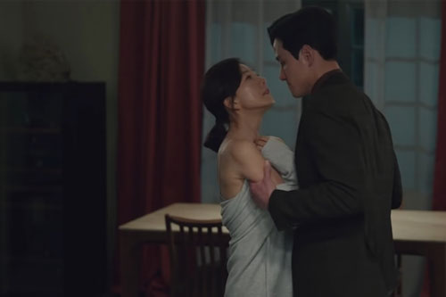 Lắp camera trong phòng ngủ, tôi điếng người phát hiện bí mật động trời của chồng và osin trẻ