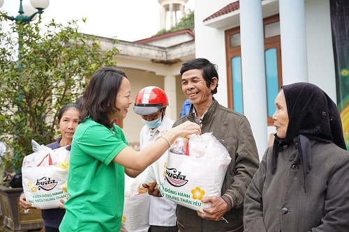 Bia Huda trao 9.000 phần quà "đỏ lửa" ngày Tết cho người dân miền Trung 