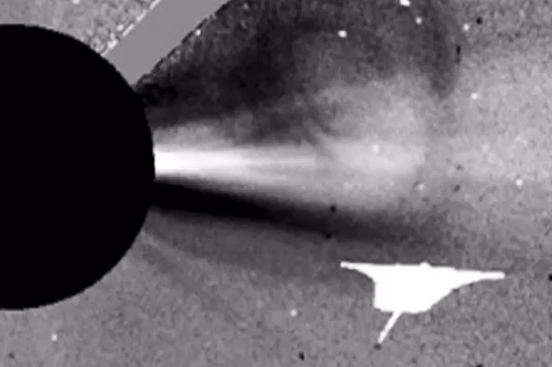 Phát hiện UFO ngang nhiên 'gặm nhấm' năng lượng Mặt trời