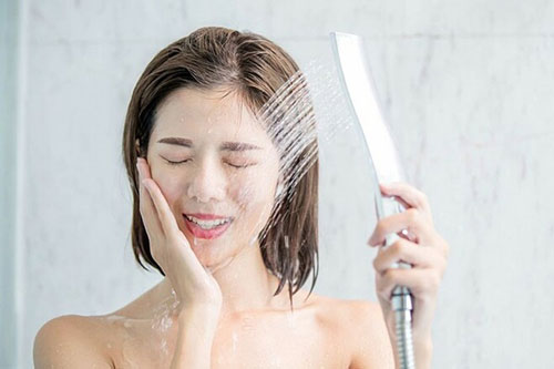 Tắm buổi sáng hay buổi tối tốt hơn?