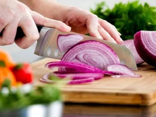 5 bí quyết giúp bạn cắt hành tây không bị cay mắt