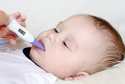 Trẻ sốt, mẹ làm 4 cách này giúp hạ sốt nhanh, không gây hại sức khỏe