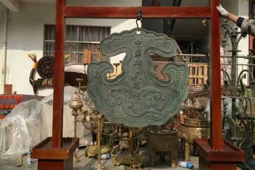 Ngôi trường nghèo tận dụng mảnh sắt cũ làm trống trường: Khi 'tiếng trống' vang lên, một vị chuyên gia đã nhận ra điều kỳ diệu