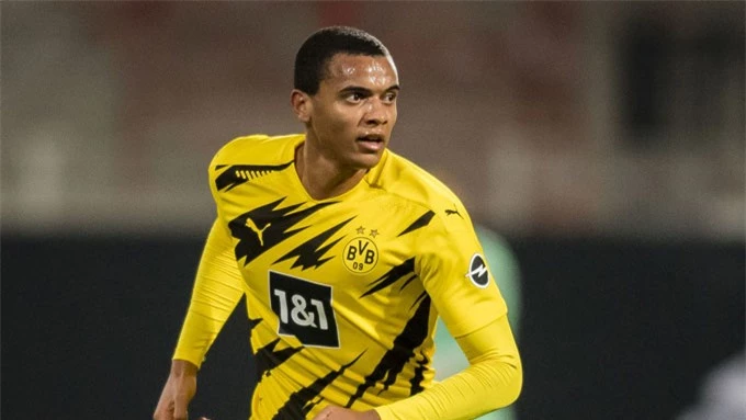 Akanji là trụ cột hàng thủ của Dortmund