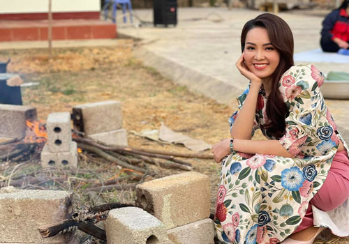 Á hậu Thuỵ Vân chia sẻ tâm tư đi làm tại hiện trường ngày dịch Covid-19