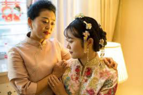 Nhà gái thách cưới 200 triệu, chú rể vẫn vui vẻ nhận lời nhưng đêm tân hôn nhìn mảnh giấy anh đặt đầu giường mà cô dâu "nghẹn đắng"