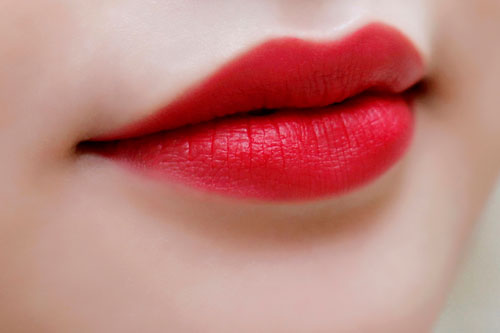 Mẹo tô son đỏ 'chuẩn không cần chỉnh'