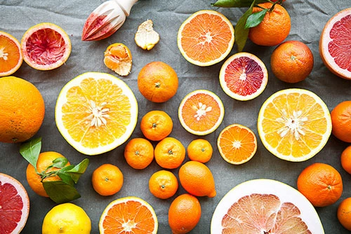 Bạn có thể bổ sung vitamin C bằng thực phẩm.