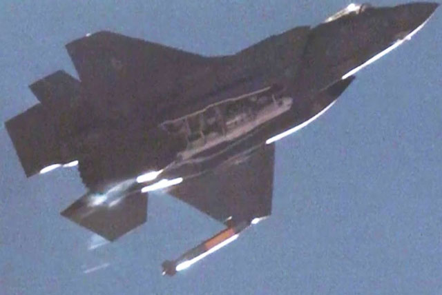 Cận cảnh màn ném bom hạt nhân siêu thanh của ‘chim sắt’ F-35