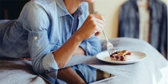 11 thói quen xấu khi ăn uống, ai cũng mắc phải đang dần 