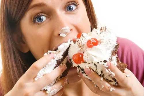 11 thói quen ăn uống cực xấu nhưng ai cũng mắc phải đang dần "hủy hoại" sức khỏe của bạn