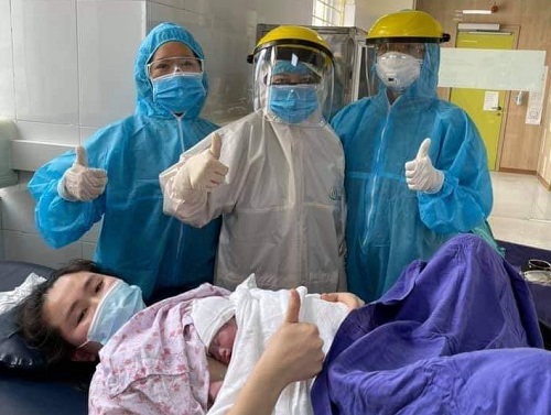 Một bé gái chào đời tại khu cách ly Quảng Ninh