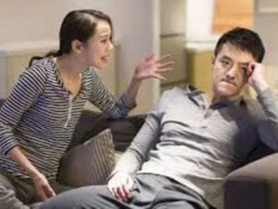 Thấy chồng vất vả nấu ăn, dọn nhà, vợ tôi còn cay độc lớn tiếng đòi ly hôn