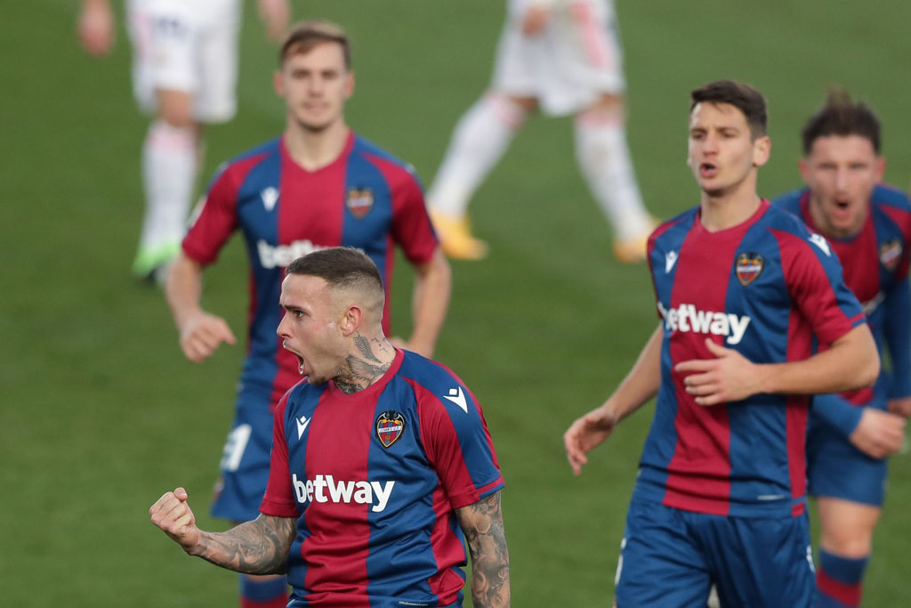 Thua sốc Levante, Real nguy cơ bị Atletico bỏ xa 10 điểm