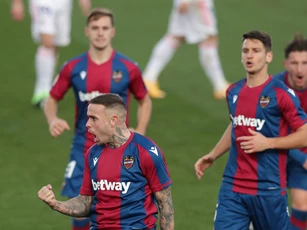 Thua sốc Levante, Real nguy cơ bị Atletico bỏ xa 10 điểm