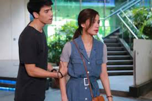 Đến đón vợ, tôi kinh ngạc vô cùng khi nghe thấy cô ấy giới thiệu mình là "anh xe ôm"