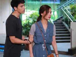 Đến đón vợ, tôi kinh ngạc vô cùng khi nghe thấy cô ấy giới thiệu mình là "anh xe ôm"
