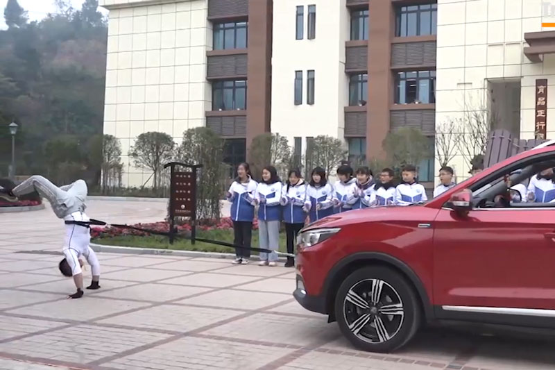 Clip: “Dị nhân trồng chuối” kéo ôtô băng băng trên đường