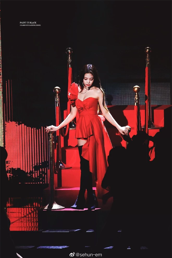 Hình ảnh 2 năm trước Jennie khoe body tuyệt mỹ cùng vòng 1 bức thở gây bão Weibo: Công chúa YG đẹp nức nở quá đi! - Ảnh 2.