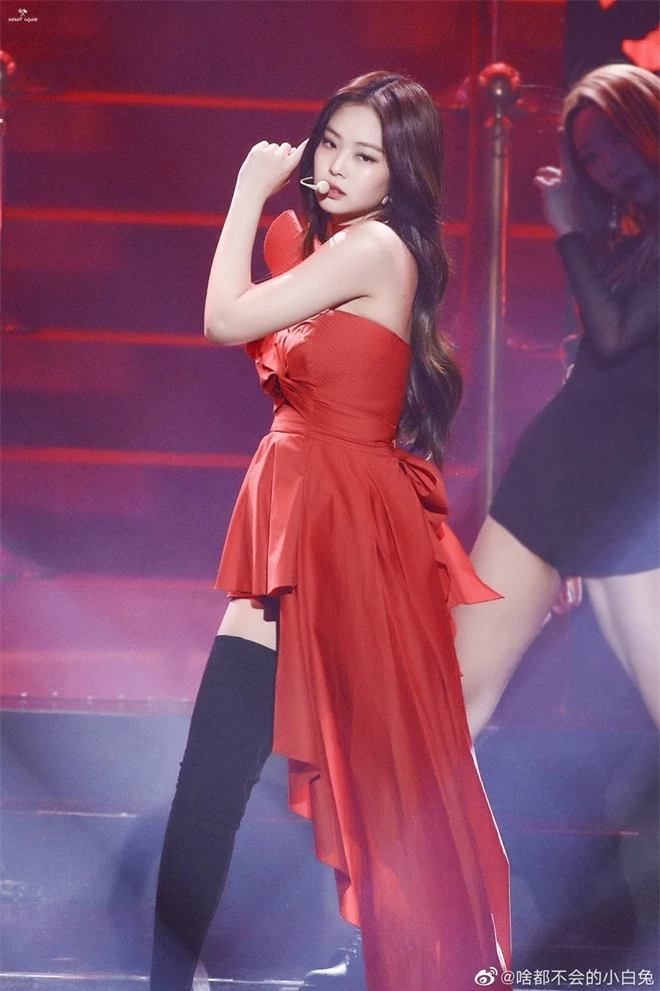 Hình ảnh 2 năm trước Jennie khoe body tuyệt mỹ cùng vòng 1 bức thở gây bão Weibo: Công chúa YG đẹp nức nở quá đi! - Ảnh 7.