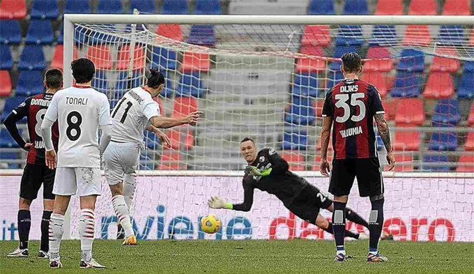 Ibrahimovic đá hỏng phạt đển ở phút 26 trận đấu Bologna vs Milan